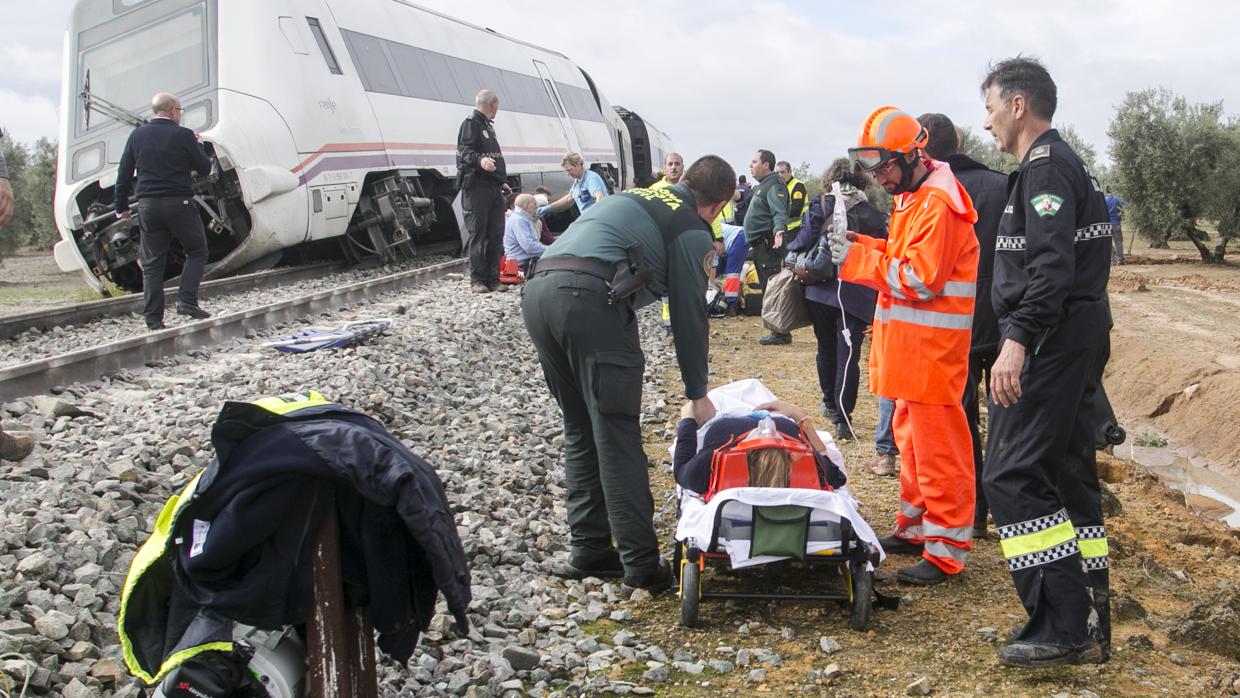 Uno de los heridos sobre una camilla en el accidente de tren en Arahal en noviembre de 2017