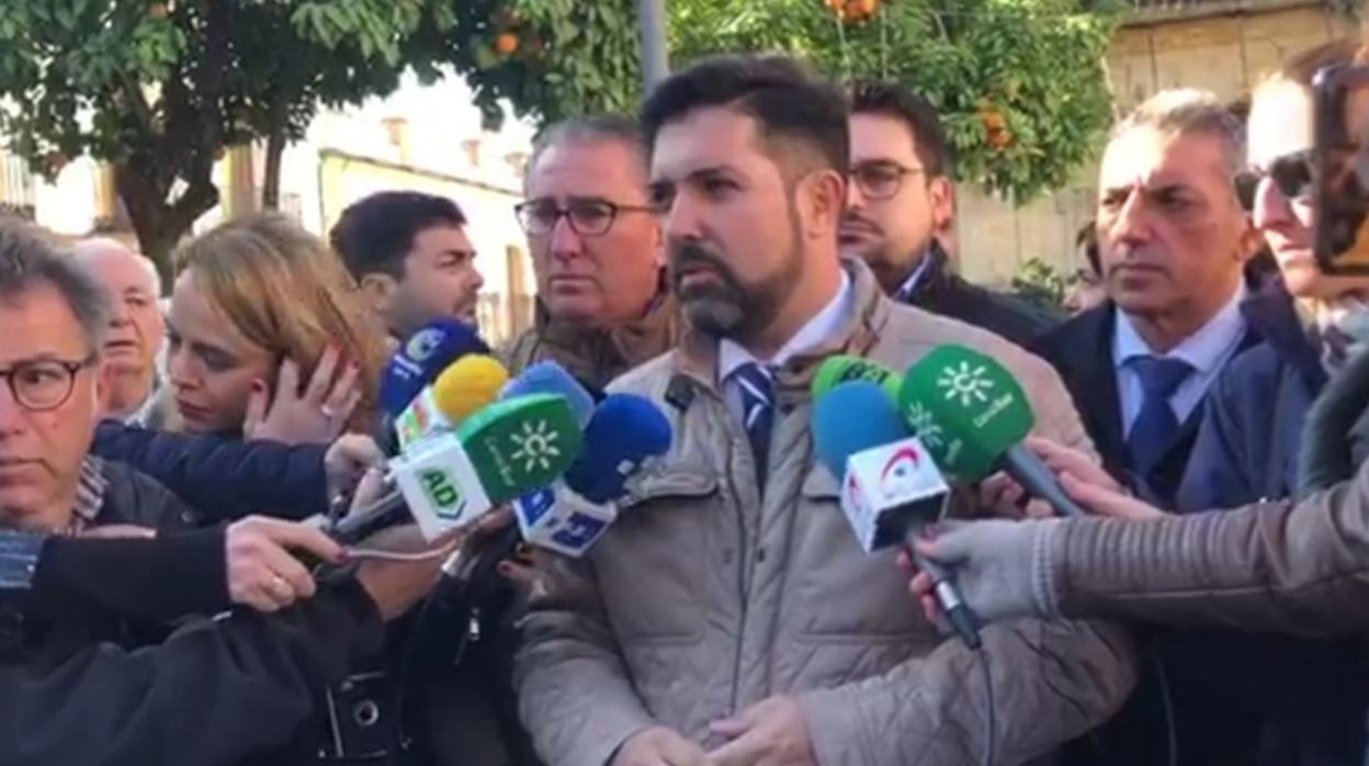 Alcalde de Lora del Río, Antonio Enamorado, atendiendo a los medios