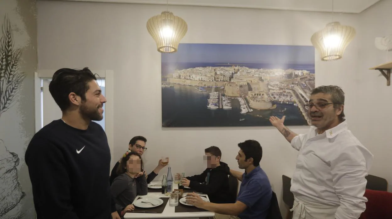 Danilo Piteo y su padre son dos gallipolinos que se vinieron a Cádiz a vivir e incluso han montado su propio restaurante en el que mezclan los sabores de ambos lugares.