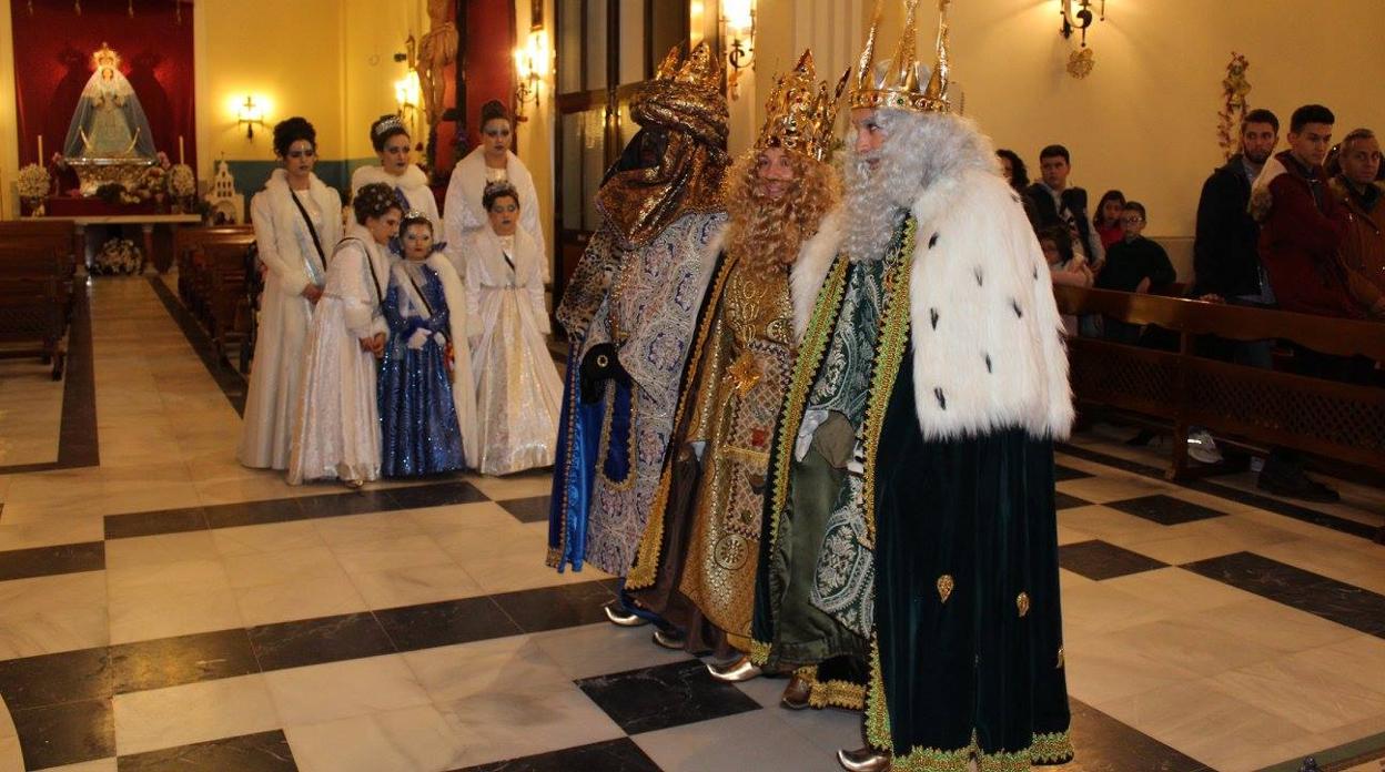 La ofrenda al Niño Jesús en la Parroquia de San José es uno de los actos más emotivos del día de la cabalgata