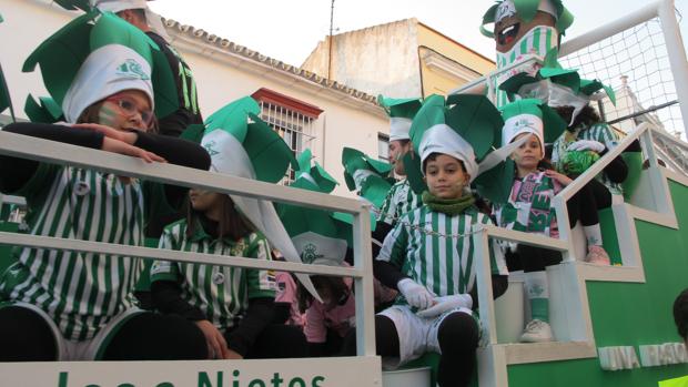 La alegría de los más pequeños pone la sonrisa en la Cabalgata de Reyes Magos de Lebrija