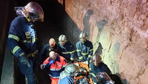 Rescatan en Cádiz a un hombre que se cayó al foso del arco del Pópulo