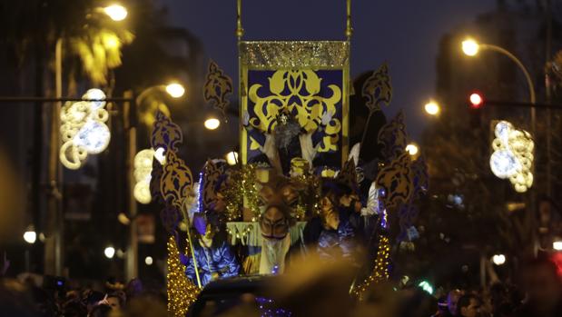 Sus Majestades los Reyes Magos llenan Cádiz de melodías de ilusión