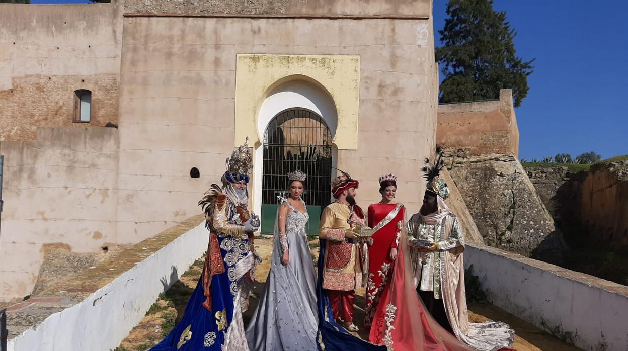 Los Reyes Magos y la Estrella y la Reina en su visita al Castillo de Mairena