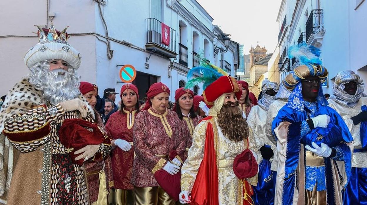 Los tres Reyes Magos de Osuna, que este año han sido encarnados por dos hombres y una mujer