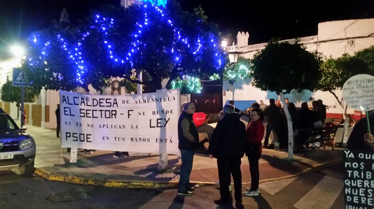 La acampada de parcelistas del Sector F de Almensilla persiste pese al frío y las fiestas navideñas