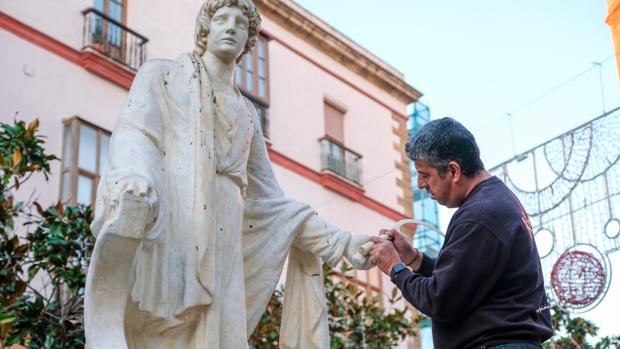 La estatua de Columela en Cádiz recupera su hoz