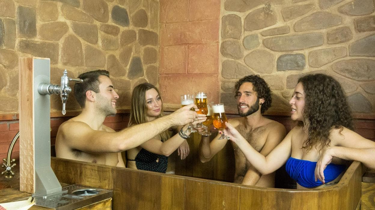 Una de las imágenes con las que la cadena hotelera promociona sus spas de cerveza.