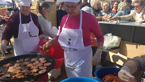 La localidad de Pruna convierte en producto gastronómico y turístico la matanza del cerdo