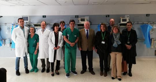 Jesús Aguirre con los profesionales del Hospital de Jerez.