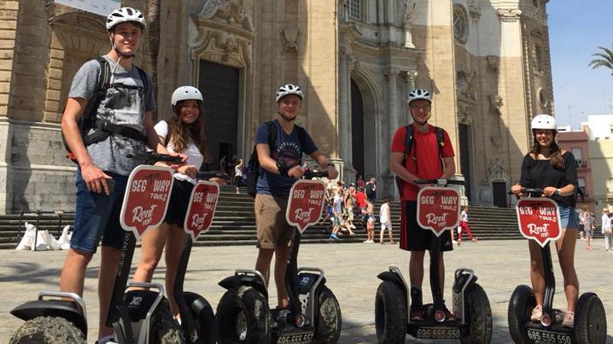 Varios clientes de una de las empresas de Tours turísticos en segway que operan en Cádiz capital.