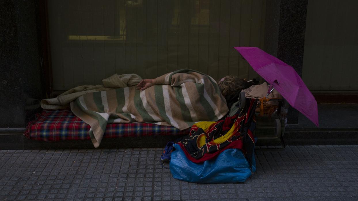 Foto de archivo de una persona sin hogar en Cádiz.