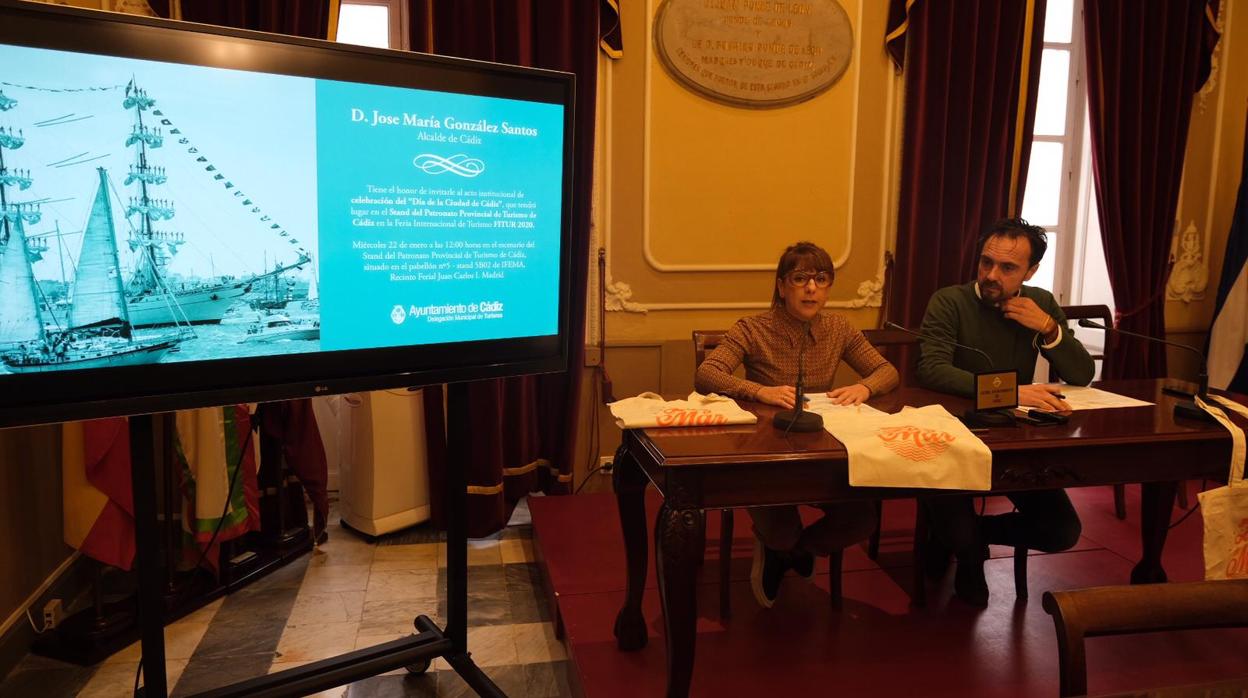 La concejal de Patrimonio Histórico y Turismo, Monte Fures, y el concejal de Economía y Deportes, José Ramón Páez 'Cherra', en la presentación de FITUR.