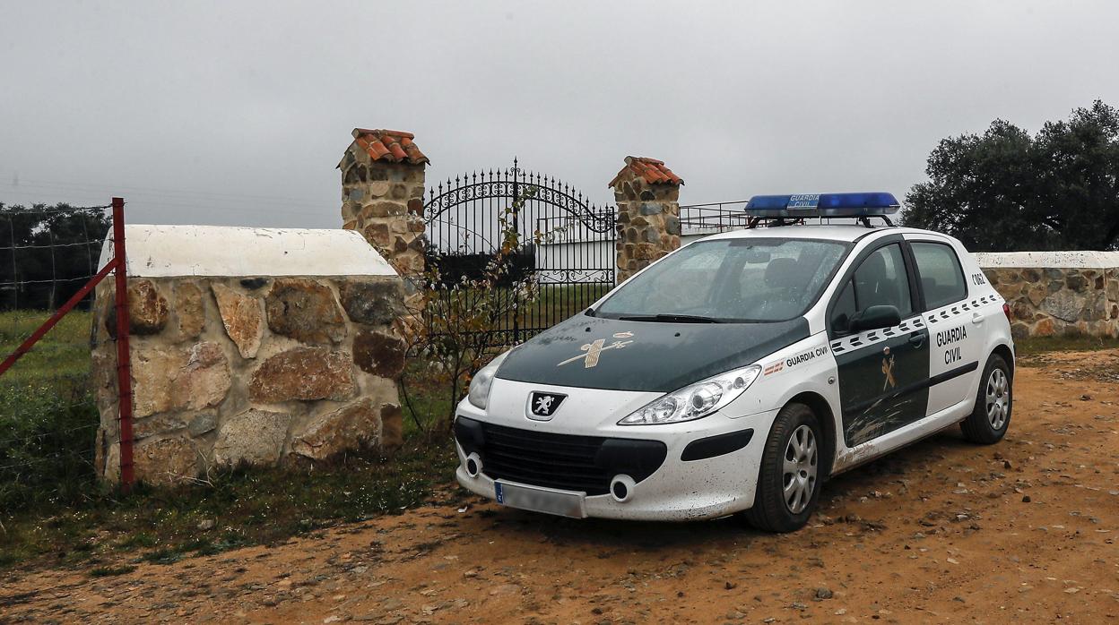 La Guardia Civil a la entrada de la finca La Lapa en Guillena