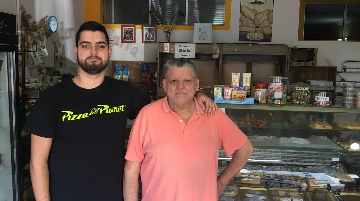 Eduardo (i) y Antonio Romero (d), padre e hijo, en la panadería-pastelería La Curva, en Segunda Aguada.