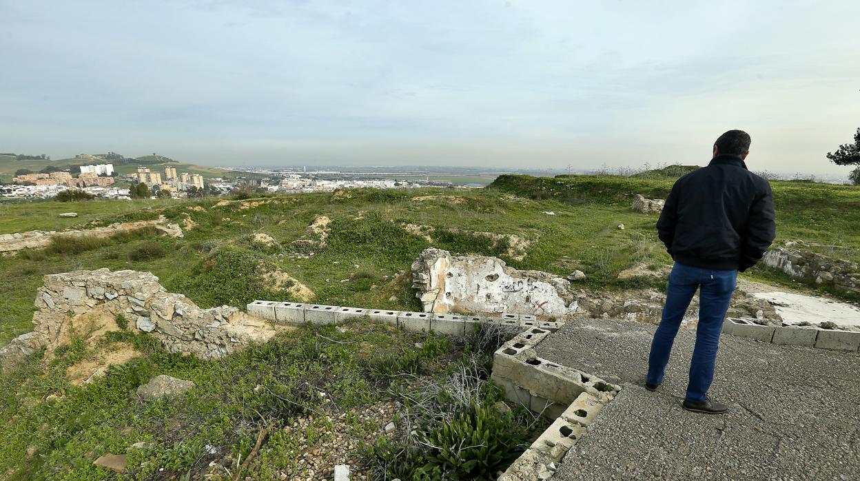 Estado de abandono que presentaba en 2016 el cerro del Carambolo