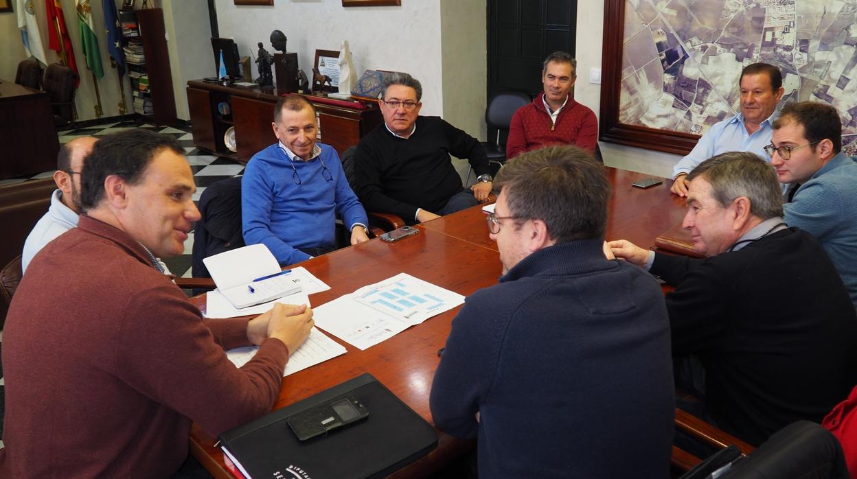 Un momento del encuentro entre autoridades municipales y representantes de empresas y cooperativas agrícolas celebrado en la Alcaldía de Lebrija