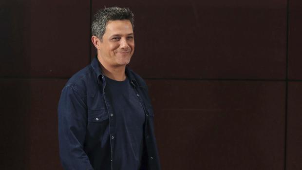 Alejandro Sanz ya se enchufa al COAC para seguir el Carnaval de Cádiz