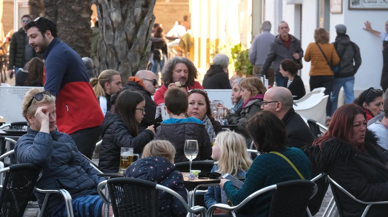 El PP califica la ordenanza de terrazas de «estafa» para los hosteleros