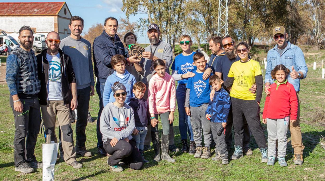 Autoridades municipales y miembros del Club Camper Entreveraos tras la plantación de los árboles