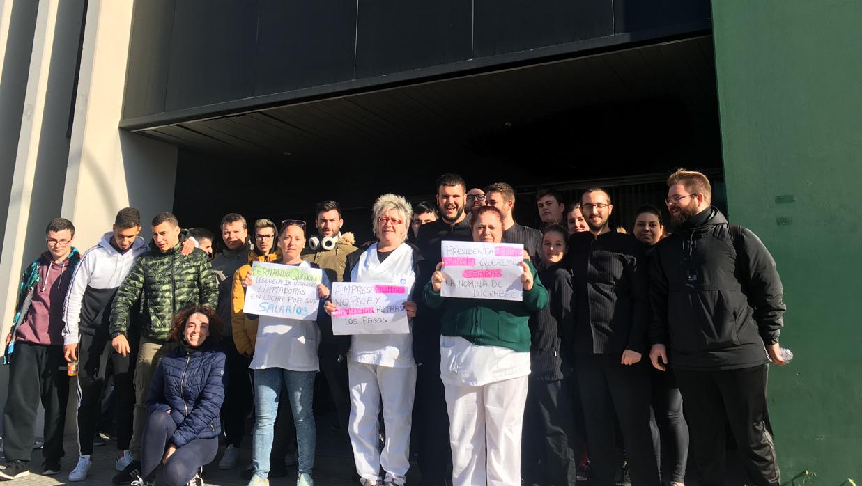 las trabajadoras se han manifestado a las puertas del centro Fernando Quiñones.