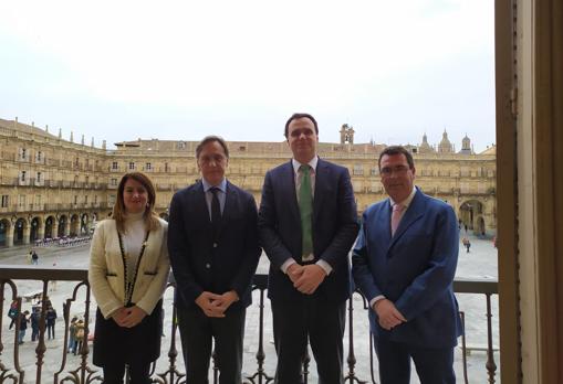 Los alcaldes de Salamanca y Lebrija (segundo y tercero por la izquierda) junto con sus delegados municipales de Cultura