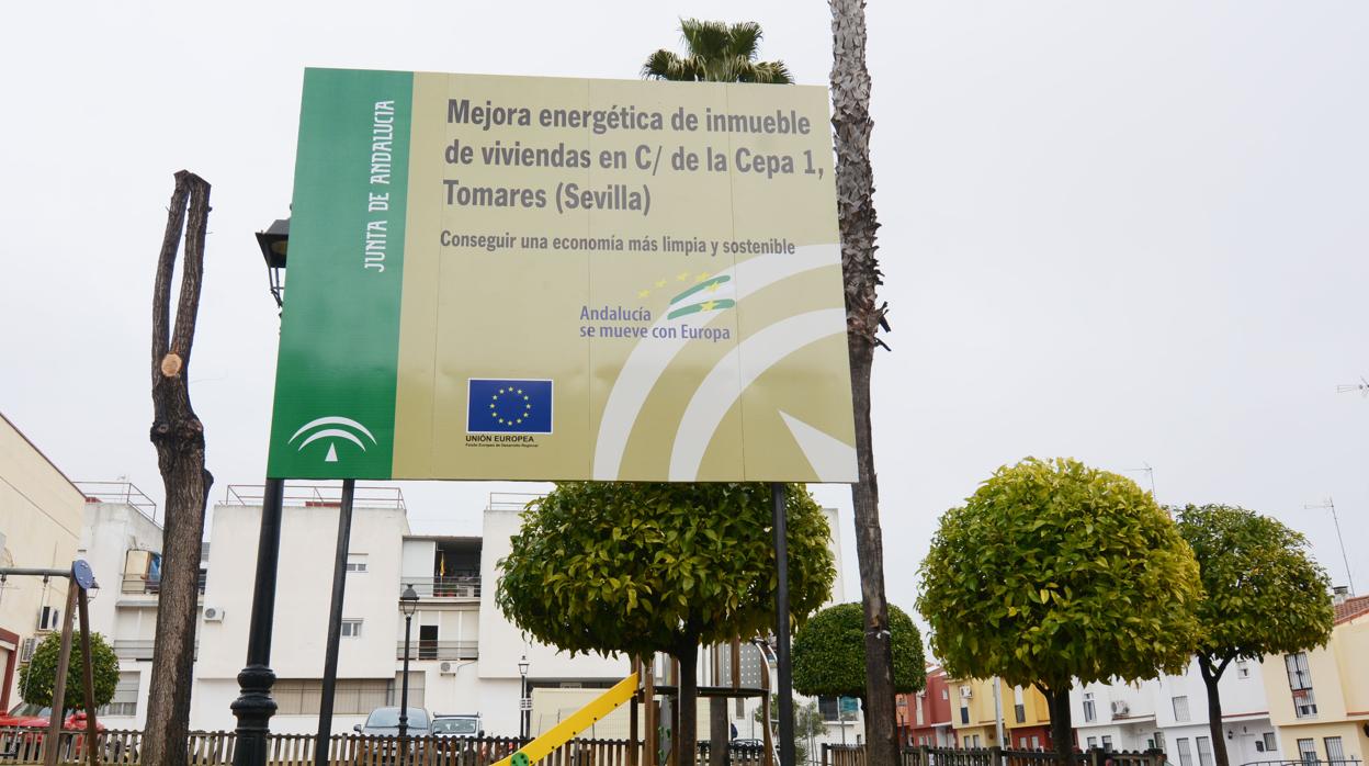 Cartel informativo que anuncia la rehabilitación de las viviendas de la plaza de la Cepa