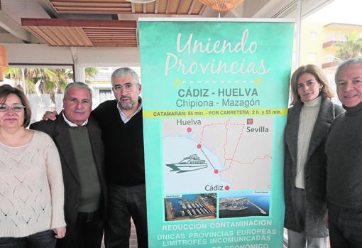 Miembros de la plataforma Uniendo Provincias, junto al cartel.