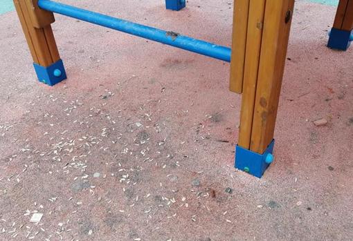 Vecinos de La Ardila denuncian el vandalismo que sufre su parque infantil