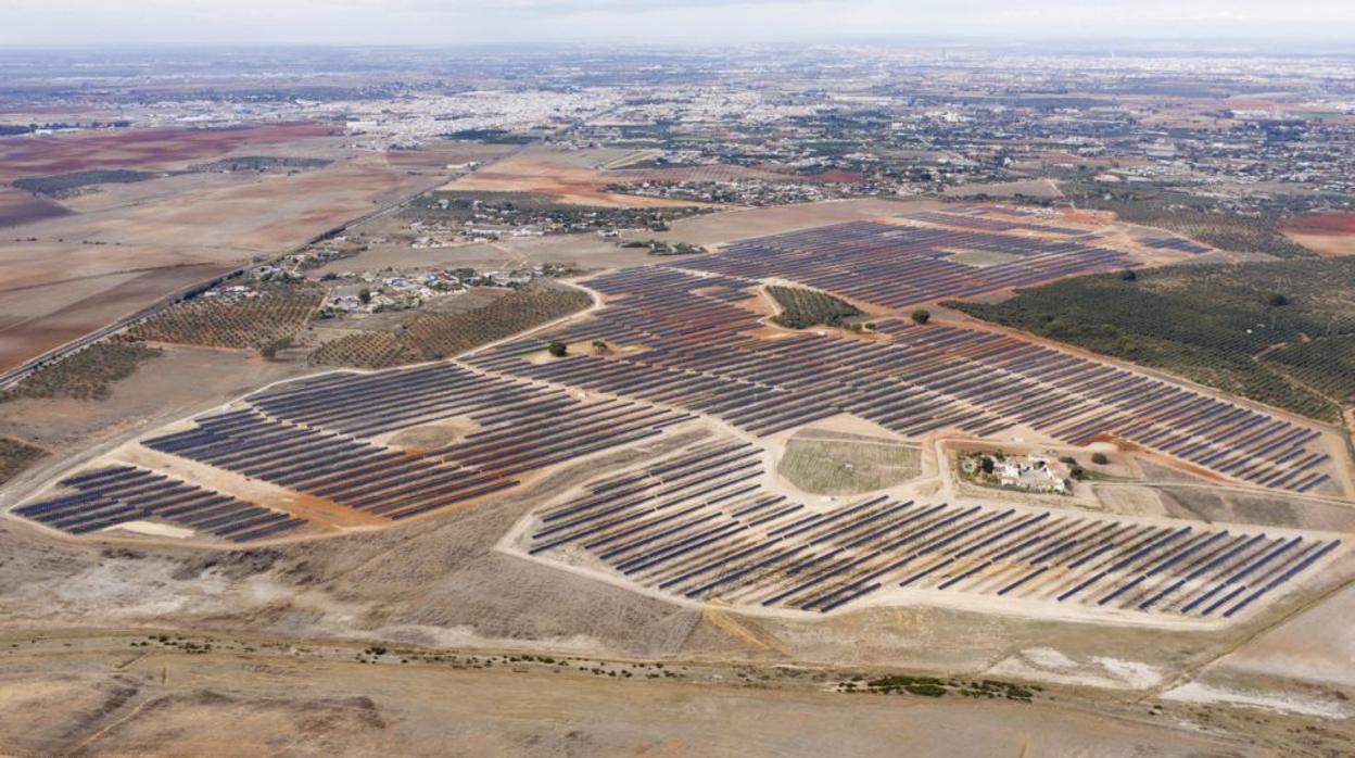 La planta fotovoltaica está cercana a la Venta el Nevero y la carretera de Utrera