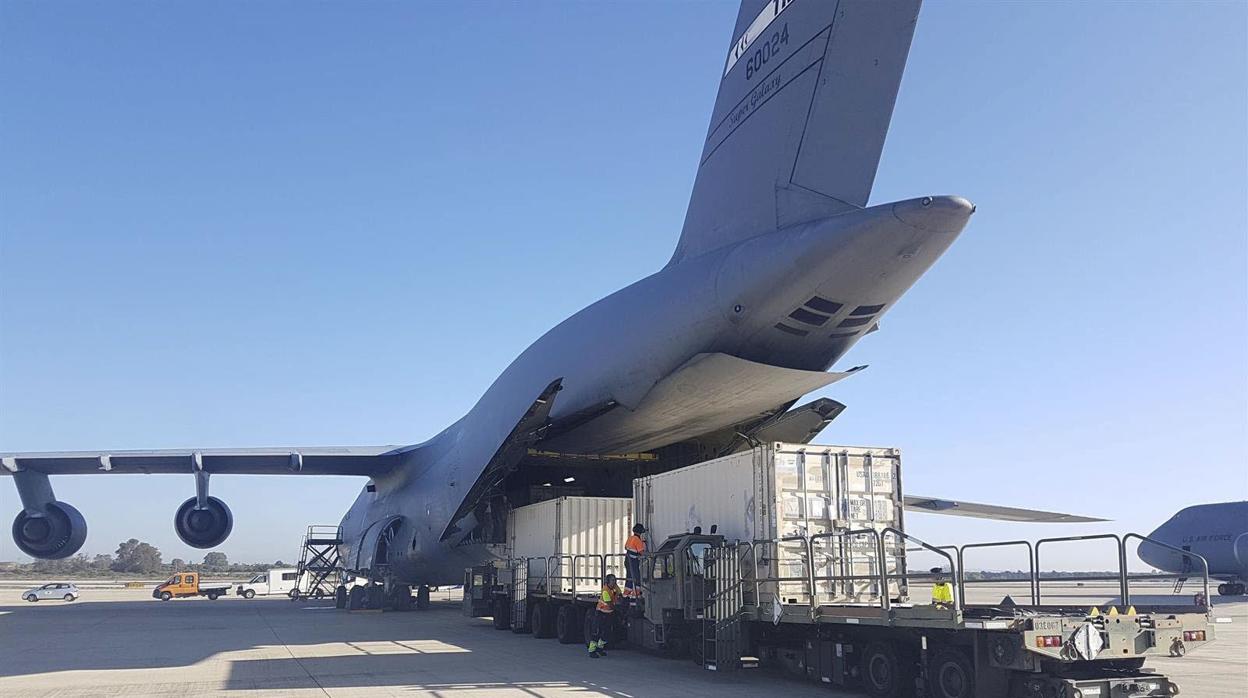 Labores de carga en un avión en el aeropuerto de la Base Naval de Rota.