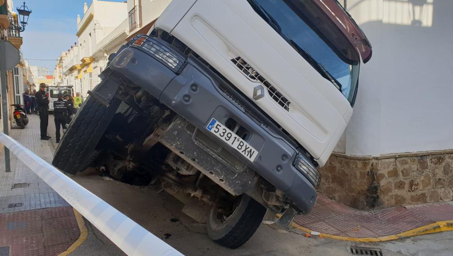 VÍDEO: Un camión se queda atrapado en una zanja en San Fernando