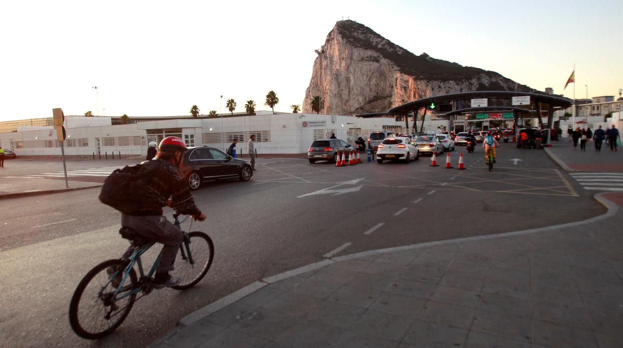 Un ciclista acercándose a Gibraltar desde La Línea.