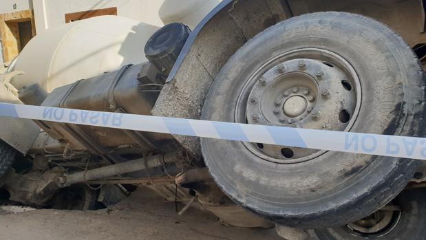 El paso de una hormigonera origina un espectacular accidente tras hundirse en la calzada de la calle Jorge Juan de San Fernando