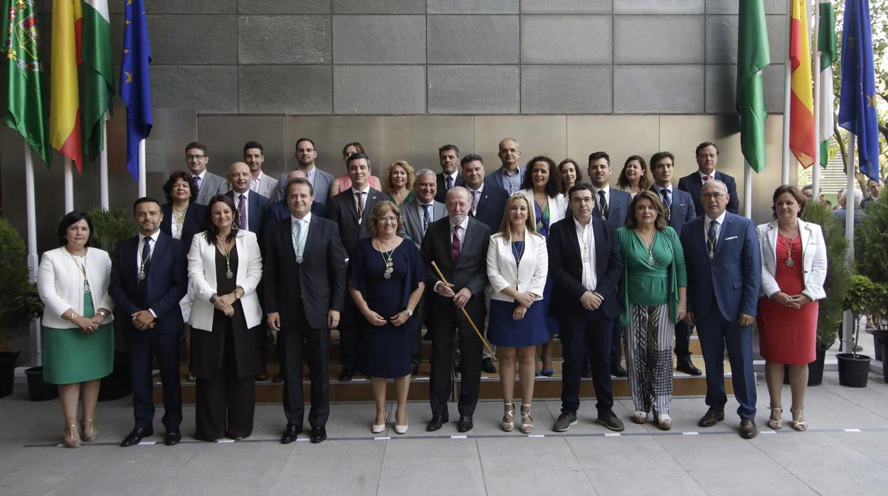 Foto de familia de los diputados provinciales que integran la Diputación de Sevilla en el mandato 2019-2023