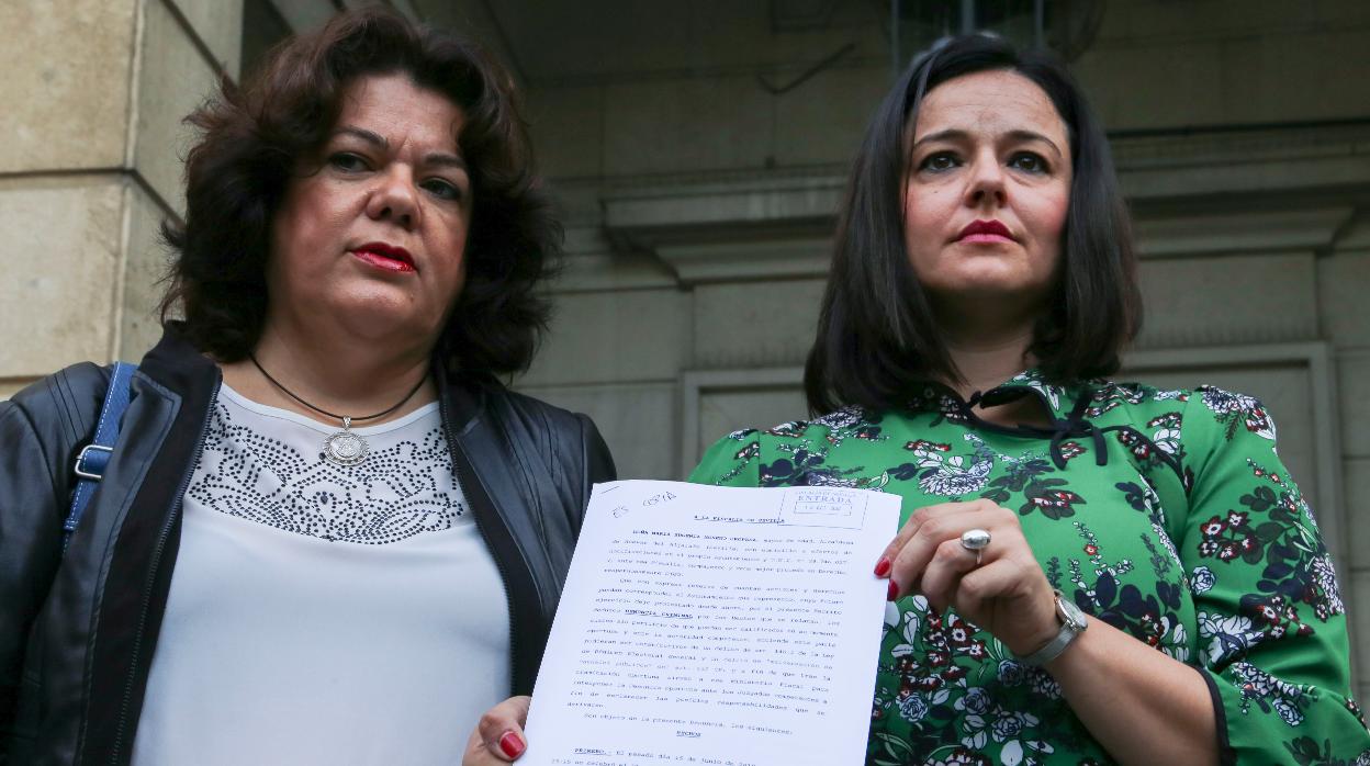 María Eugenia Moreno y Virginia Pérez, tras salir de denunciar los hechos en la Fiscalía Provincia