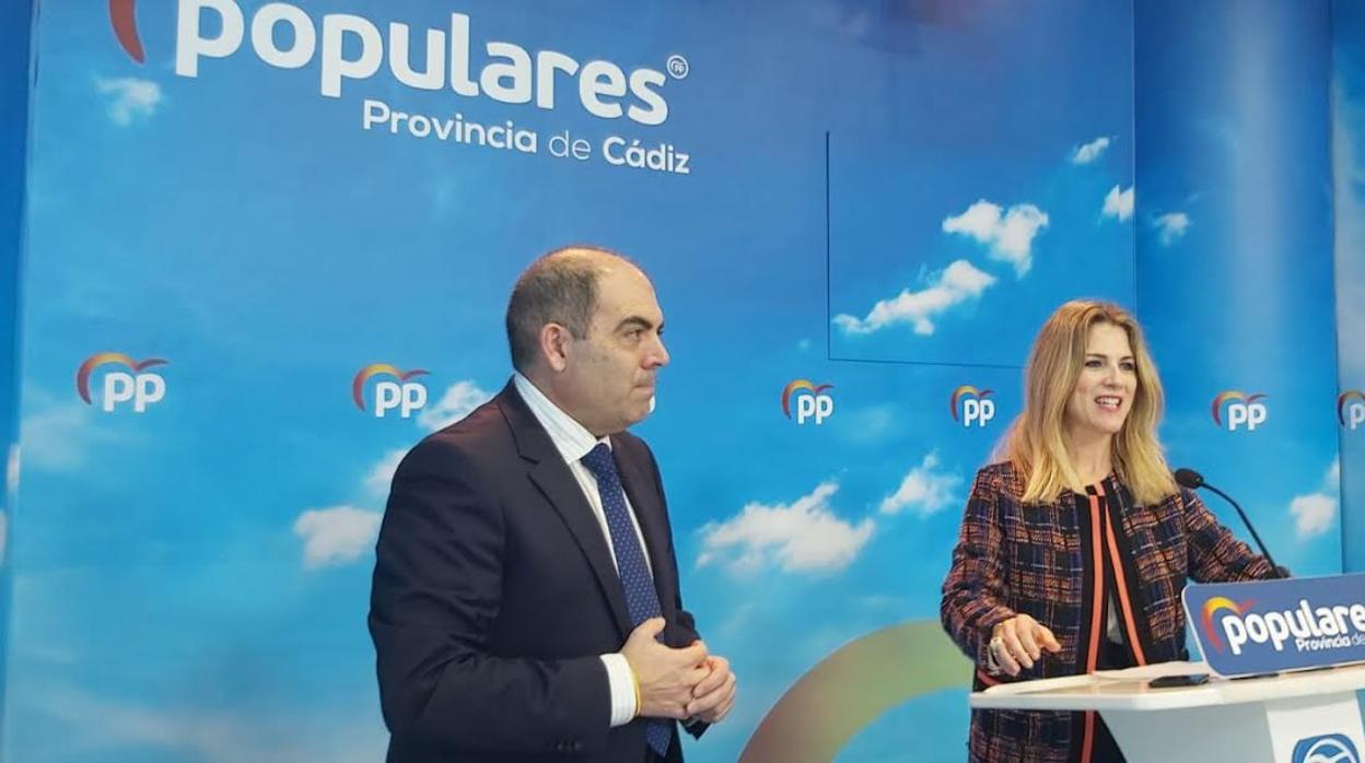 Ana Mestre, junto a Lorenzo Amor en la sede del PP de Cádiz.