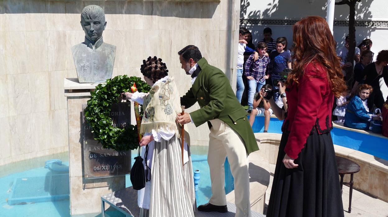 Todos los años, en la recreación del levantamiento, Las Cabezas coloca una ofrenda floral a los pies del busto de Rafael del Riego