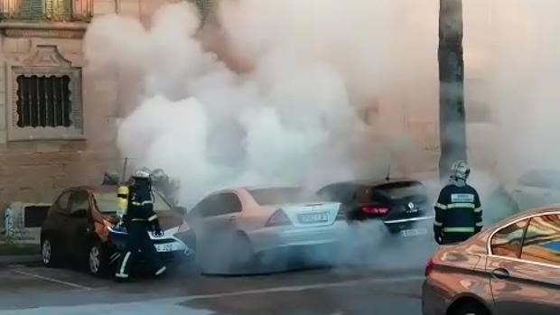 VÍDEO: Un coche sale ardiendo en Valcárcel y provoca un aparatoso incendio