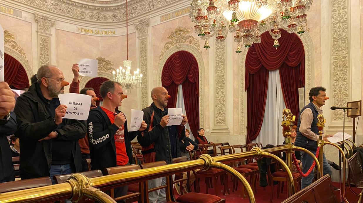 Representantes del sindicato caracterizados con narices de Pinocho.