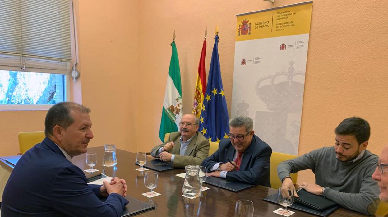 El alcalde de El Cuervo de Sevilla, Francisco José Martínez, y el subdelegado del Gobierno en Sevilla, Carlos Toscano, durante la reunión con Demarcación de Carreteras