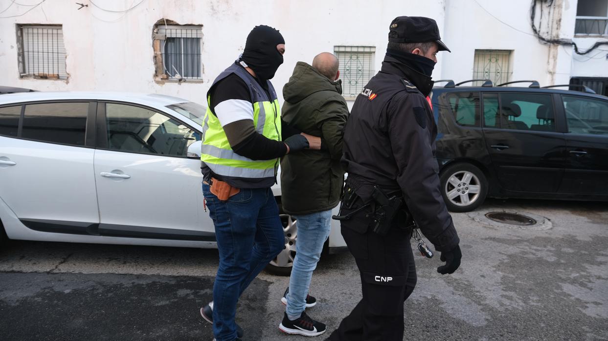 Agentes de la Policía Nacional se llevan a un detenido, este jueves.