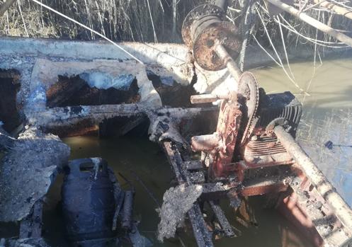 Queman de madrugada como represalia uno de los barcos que participó en desmontar las anguleras