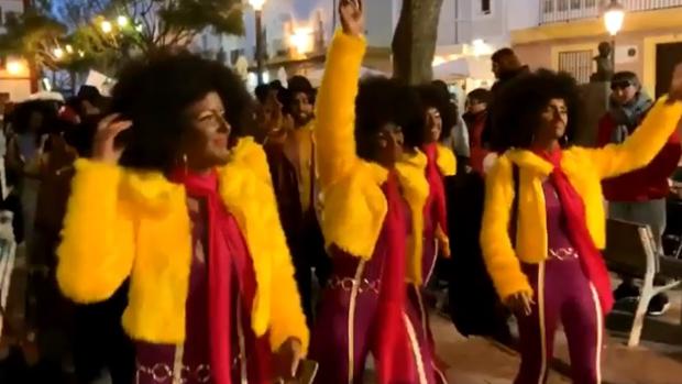 Vídeo: El coro de los estudiantes llena de color y ritmo Cádiz