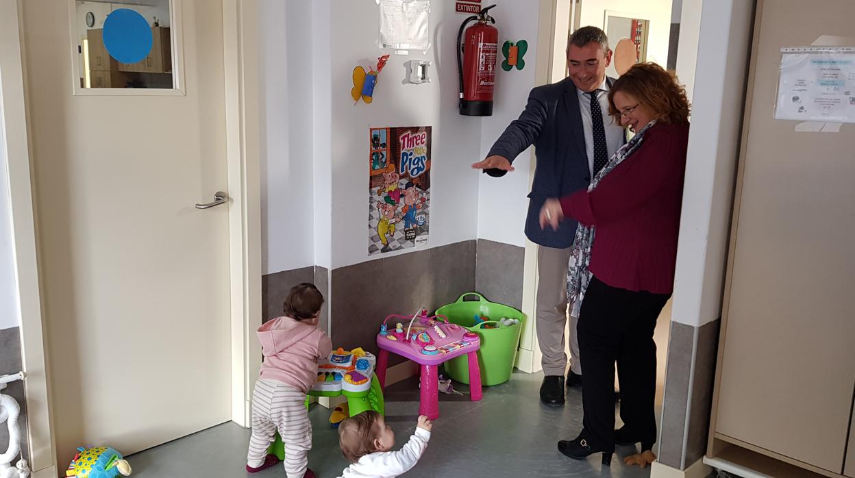 Visita del delegado territorial de Educación, Deporte, Igualdad, Políticas Sociales y Conciliación en Cádiz, Miguel Andréu, a la escuela Escuela Infantil Virgen del Rosario de Cádiz.