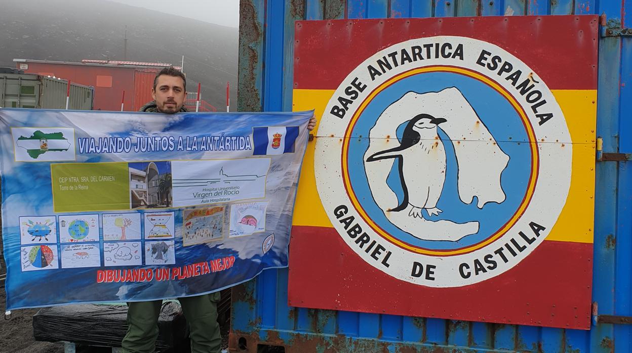 El capitán Landáburu muestra en la base de la Antártida la bandera confeccionada por los alumnos del colegio de Torre de la Reina