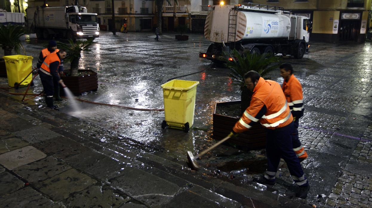 Operarios limpiado la vía pública después del sábado de Carnaval