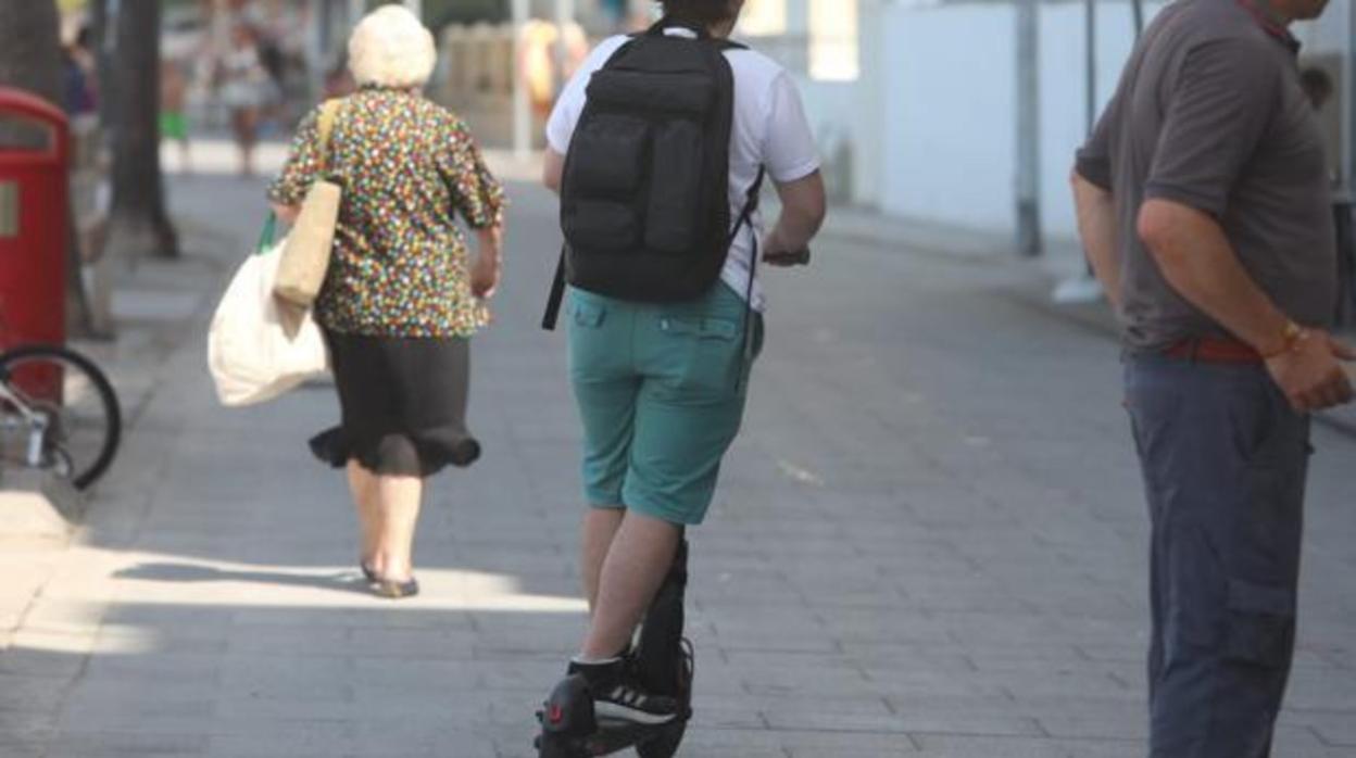 Patinete eléctrico por una calle de Cádiz