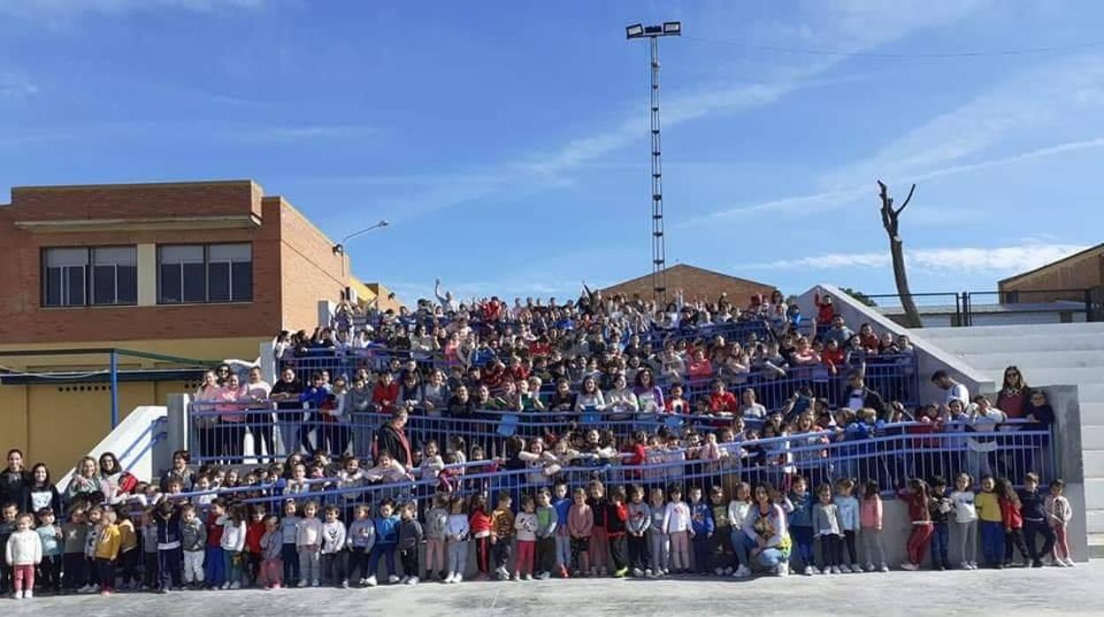 Alumnos y familiares han posado este lunes en la rampa, que se convertió en viral