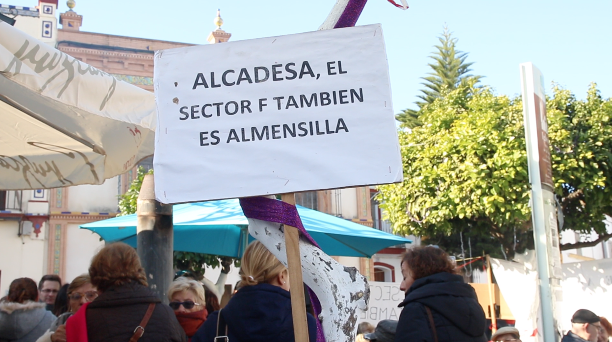 Protesta de los vecinos del Sector F de Almensilla a las puertas del Ayuntamiento